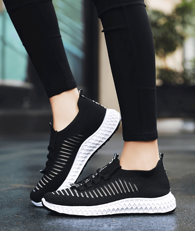 Black mesh breathable lace-up sneakers for women with flat bottoms, ideal for casual daily wear and comfort.